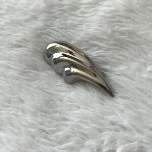 🩶 Vintage 80s Silver Tone Swirl Pin – Retro Statement Piece📸